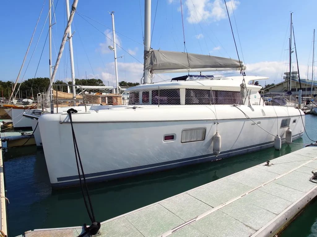 2009 42ft Pre-Owned Japanese Luxury Vessel